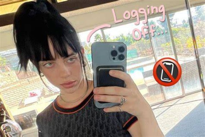 
Billie Eilish Wiped Her Phone Clean Of All Social Media Apps 